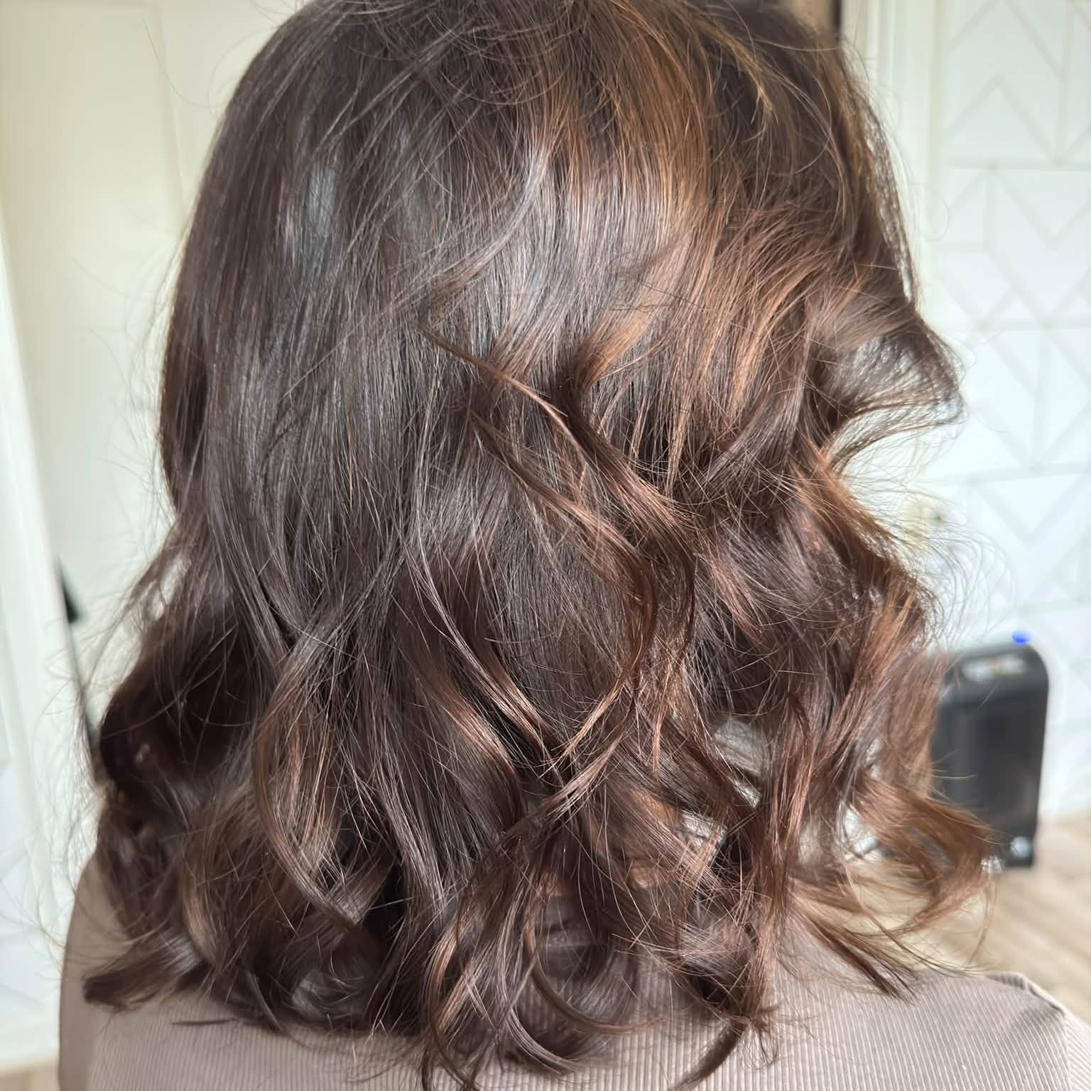 Donkerbruin haar met losse krullen, van achteren