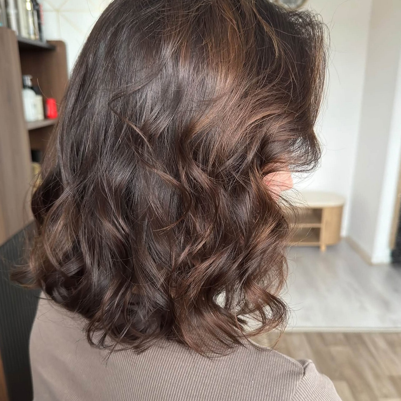 Bruin golvend haar tot de schouders, van opzij