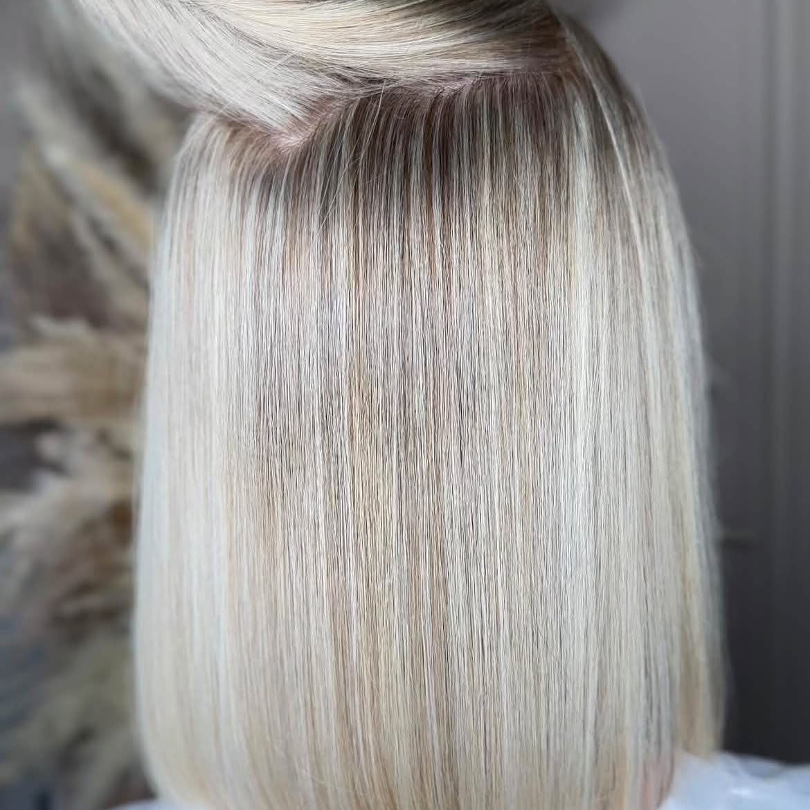 Strak geknipte ijsblonde bob, van dichtbij